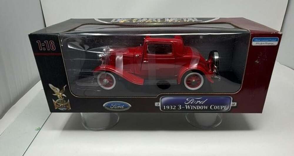 Road Signature 1932 Ford 3-Window Coupe 1:18 Diecast Model Car
